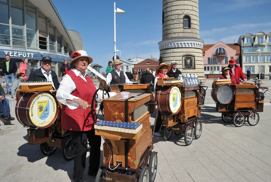 Im Ostseebad Warnemünde wird die Promenade beim „Frühlingslandgang“ vom 26. April bis zum 1. Mai zur Festmeile.