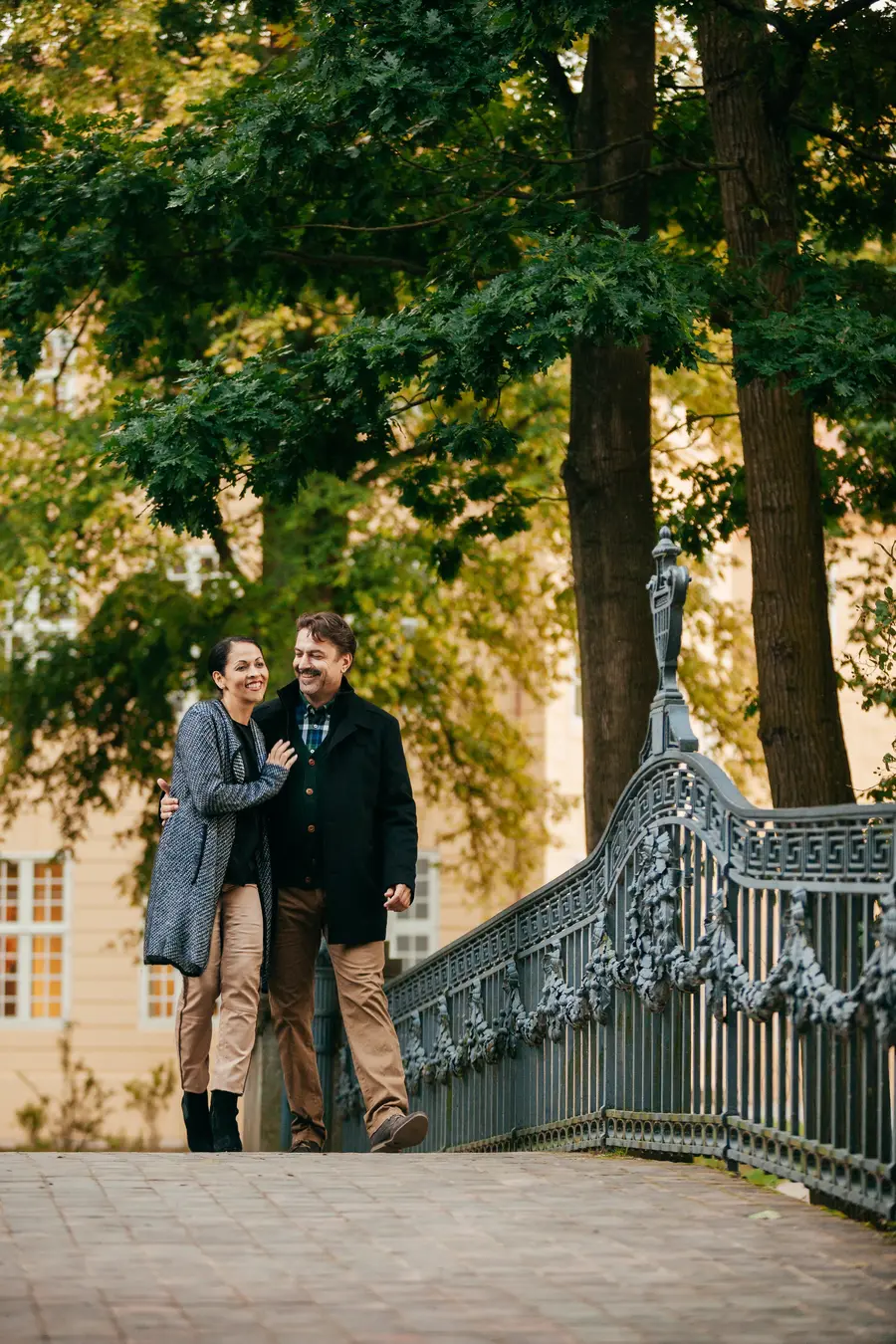 Paar am Schloss Mirow (Foto: TMV/Roth)