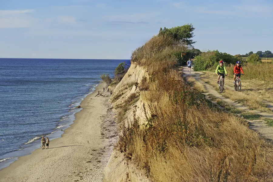 Radfahren an der Steilküste von Ahrenshoop auf Fischland-Darß-Zingst
