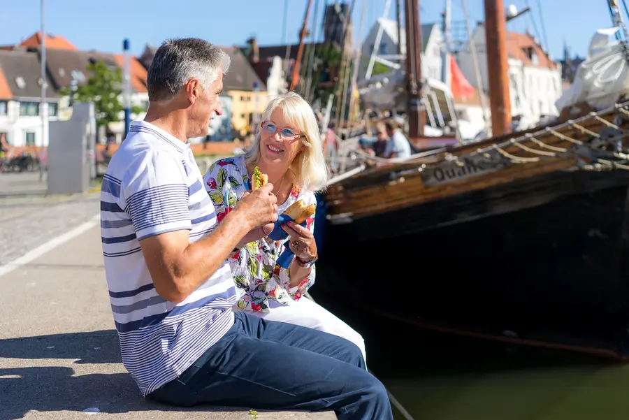 Das Fischbrötchen gehört zu den Köstlichkeiten, die während der Tour "Butter bei die Fische" probiert werden können.