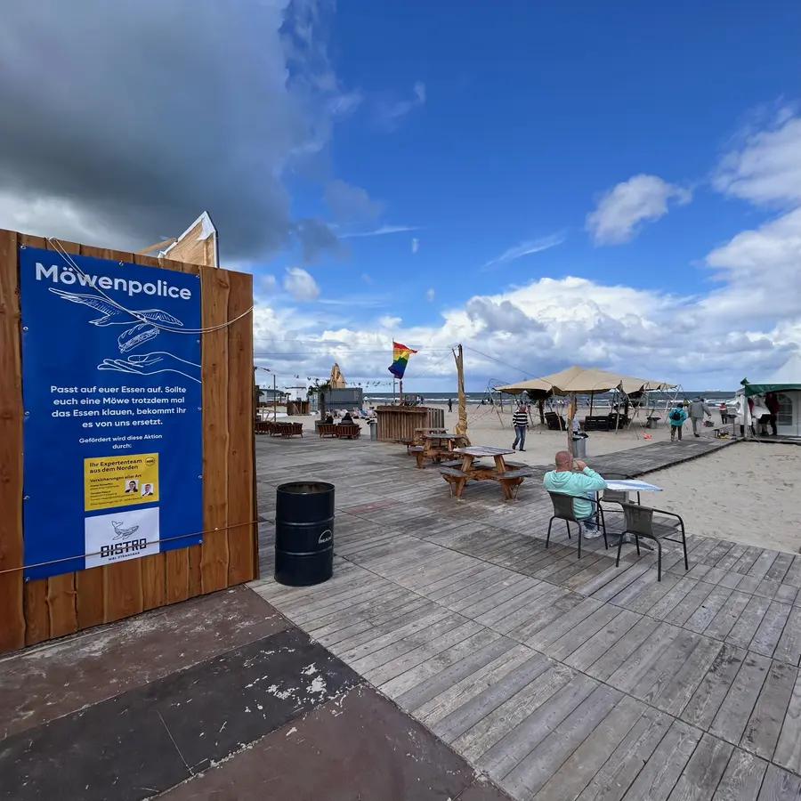 Für den Fall, dass Gästen ihr erworbenes Essen von einer Möwe gestohlen wird, gibt es in der Wal-Bar am Strand von Warnemünde eine „Möwenpolice“. Für den Fall, dass Gästen ihr erworbenes Essen von einer Möwe gestohlen wird, gibt es in der Wal-Bar am Strand von Warnemünde eine „Möwenpolice“.