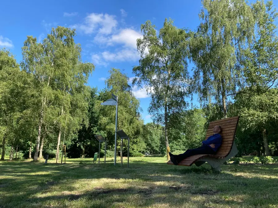Auf dem neuen Wohlfühlplatz im Kurpark von Bad Sülze finden Besucher eine Möglichkeit zum Entspannen. Auf dem neuen Wohlfühlplatz im Kurpark von Bad Sülze finden Besucher eine Möglichkeit zum Entspannen.