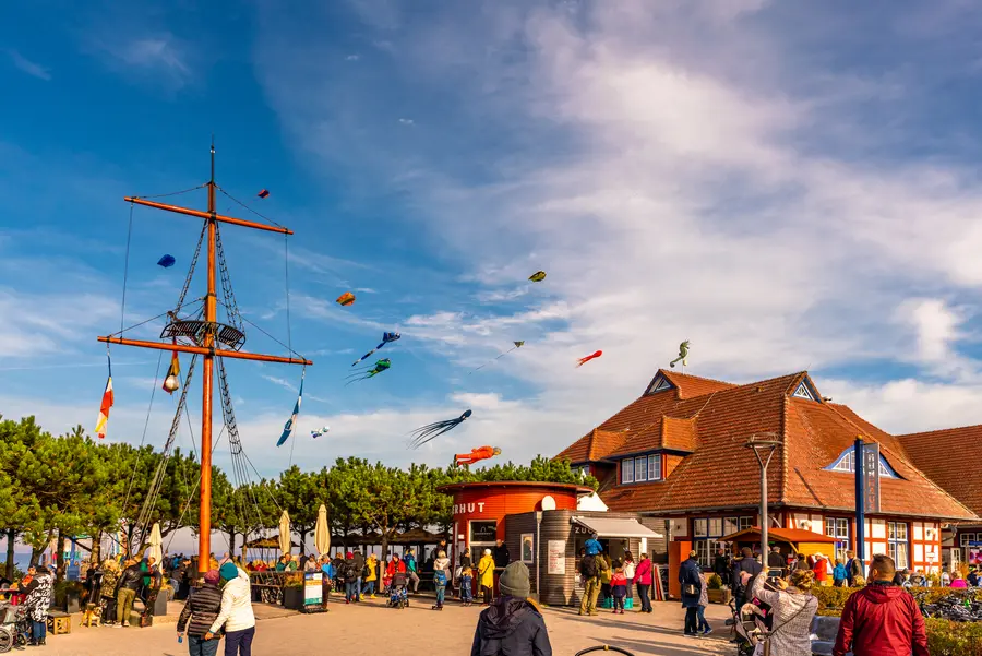 Beim Familienfest „De Harvst“ in Zingst können Besucher:innen unter anderem am „Bunten Drachentreiben“ teilnehmen. Beim Familienfest „De Harvst“ in Zingst können Besucher:innen unter anderem am „Bunten Drachentreiben“ teilnehmen.