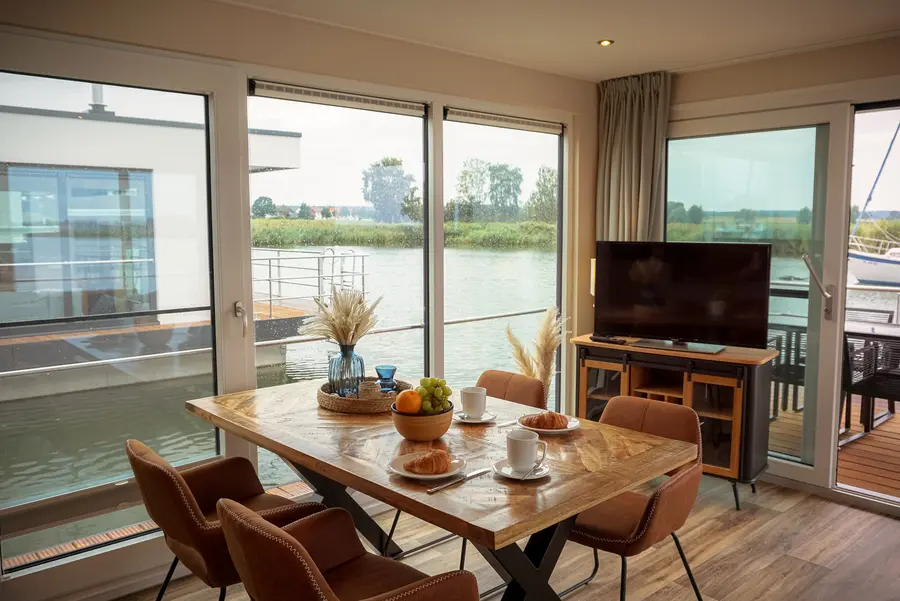 Die Marina Kröslin bietet exklusiven Wohnkomfort auf dem Wasser.