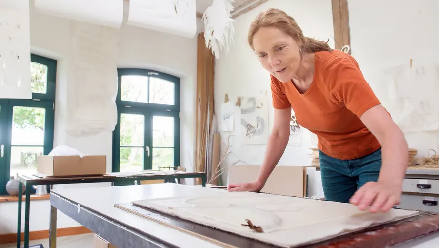 Anke Meixner betreibt die Papierwerkstatt KUNSTRAUM TESTORF bei Zarrentin am Schaalsee.