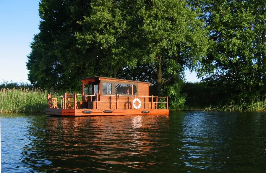 Ferienhäuschen auf dem Wasser: Floß in der Mecklenburgischen Seenplatte Ferienhäuschen auf dem Wasser: Floß in der Mecklenburgischen Seenplatte