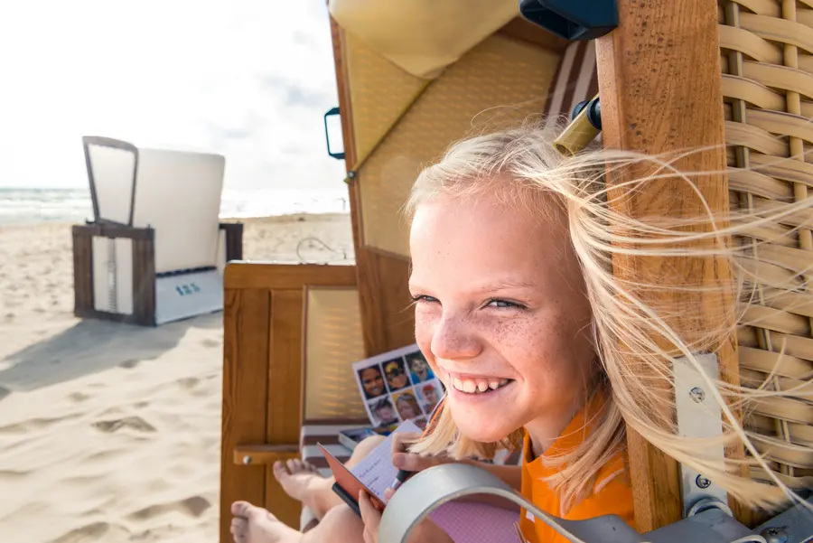 Amelies Arbeitsplatz: der bis zu 80 Meter breite, weiße Sandstrand von Karlshagen. Im Strandkorb hält sie regelmäßig „Sprechstunden“ ab.