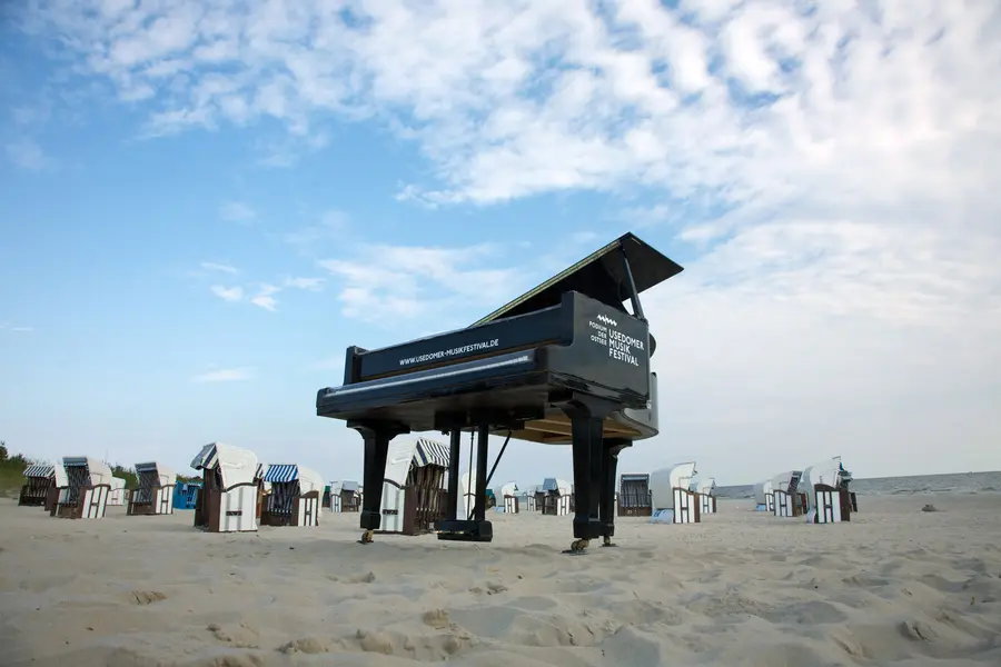 Der Strandflügel des Usedomer Musikfestivals in der Nähe des Ostseebades Ahlbeck Der Strandflügel des Usedomer Musikfestivals in der Nähe des Ostseebades Ahlbeck