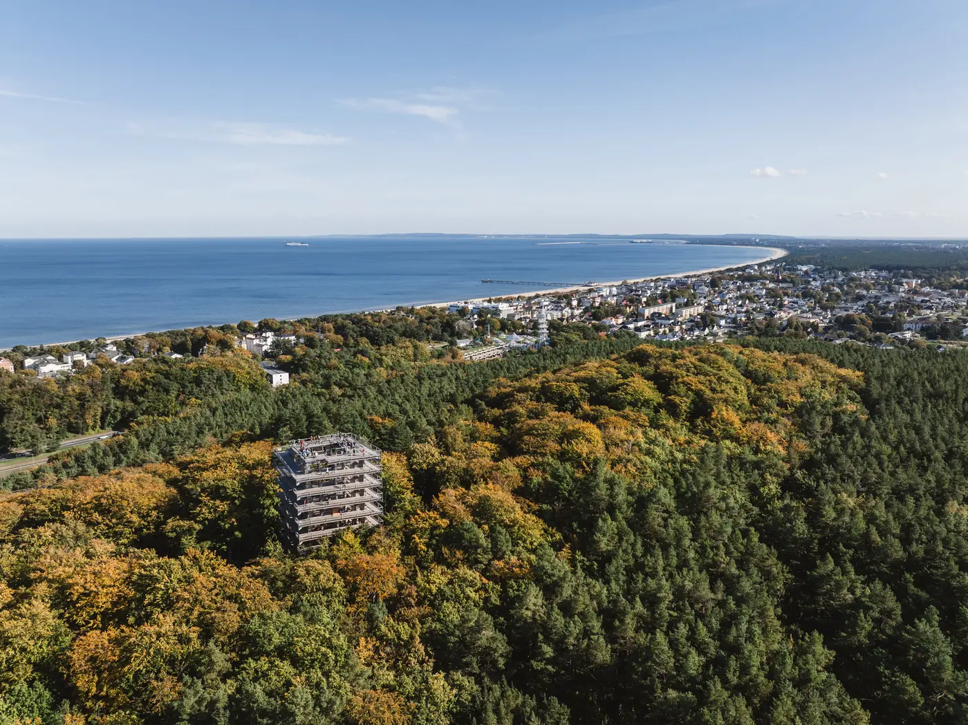 Baumwipfelpfad_Usedom_aus_der_Luft_im_Herbst_02-min.JPG