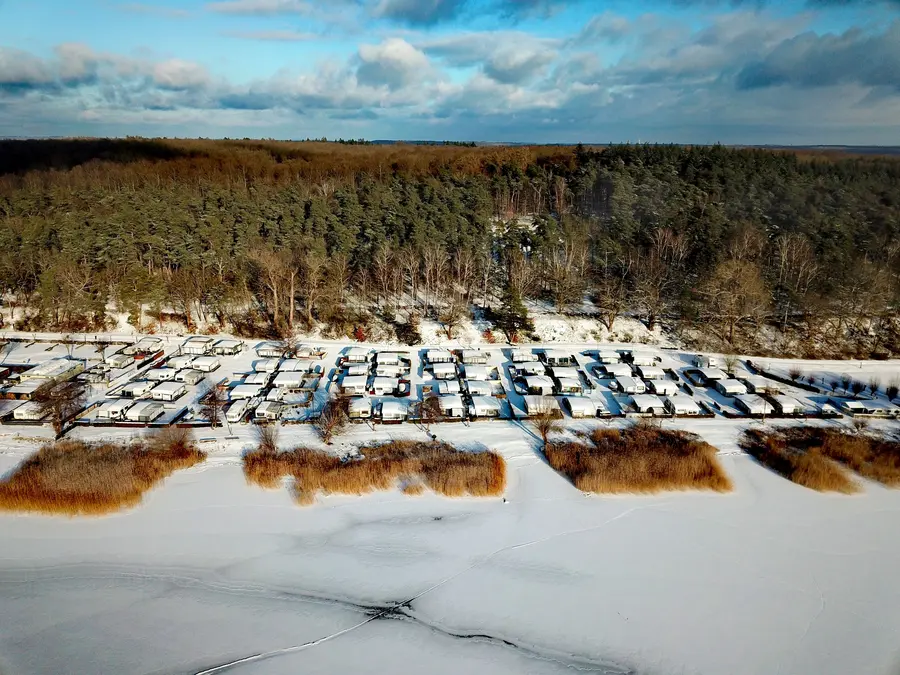Auf dem Campingplatz auf der Insel Werder inmitten des Plauer Sees können Interessierte während der gesamten Nebensaison für 17 Euro pro Tag übernachten.