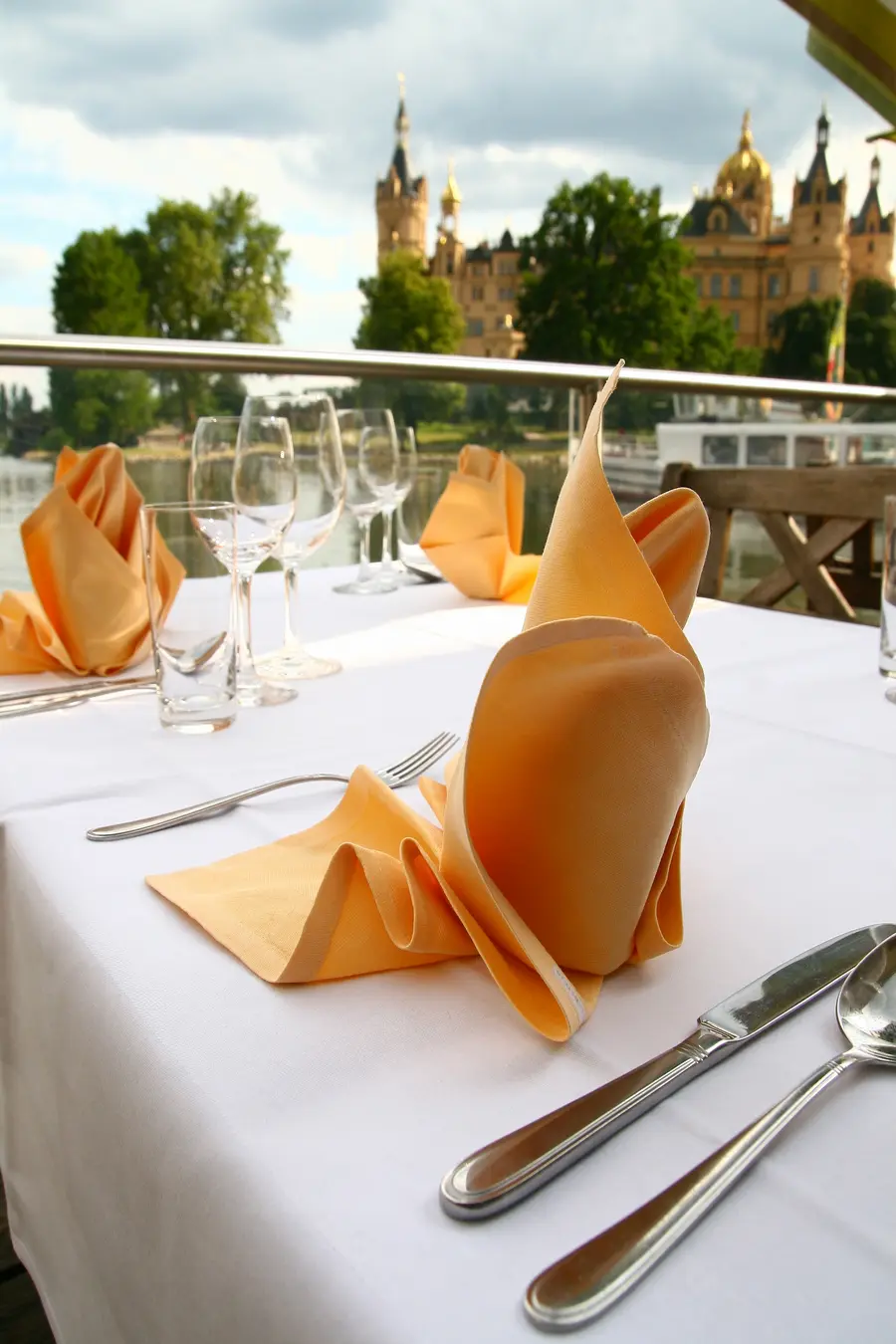 Speisen mit Blick aufs Schloss in Schwerin im Restaurant Wallenstein