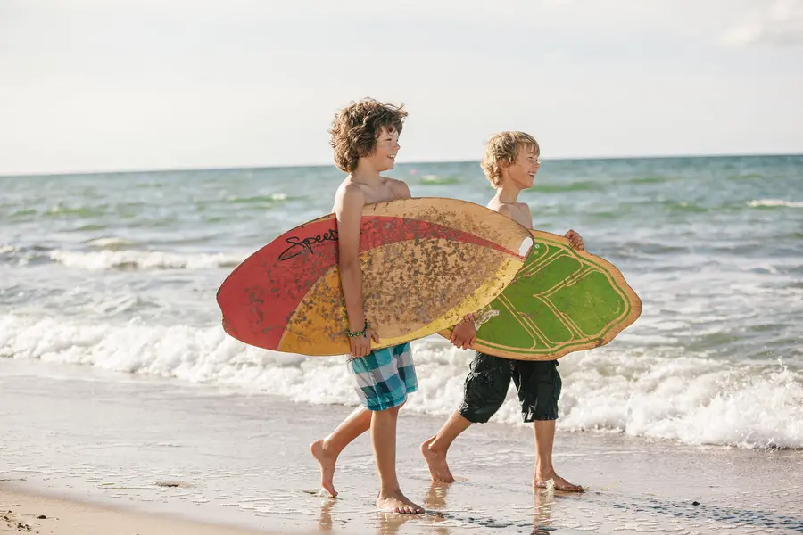 Junge Surfer im beliebtesten innerdeutschen Sommerreiseziel (Foto: TMV/Roth)