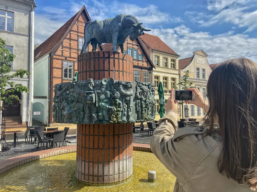 Ein beliebtes Fotomotiv ist der Brunnen „Herrn Pastor sien Kauh" Ein beliebtes Fotomotiv ist der Brunnen „Herrn Pastor sien Kauh"