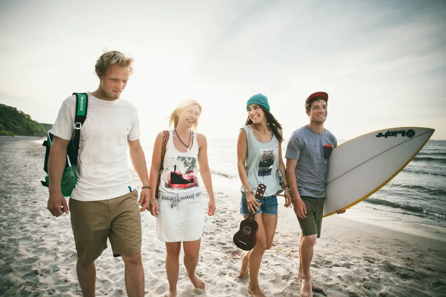 Gemeinsam surfen und feiern am Ostseestrand