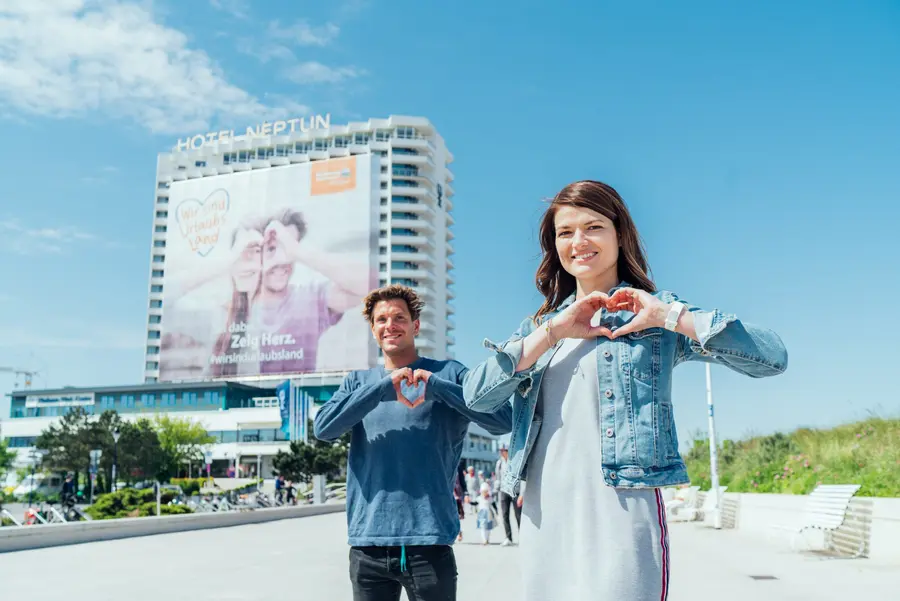 Aaron Jack und Margaryta Gebbert vor dem Hotel Neptun Aaron Jack und Margaryta Gebbert vor dem Hotel Neptun