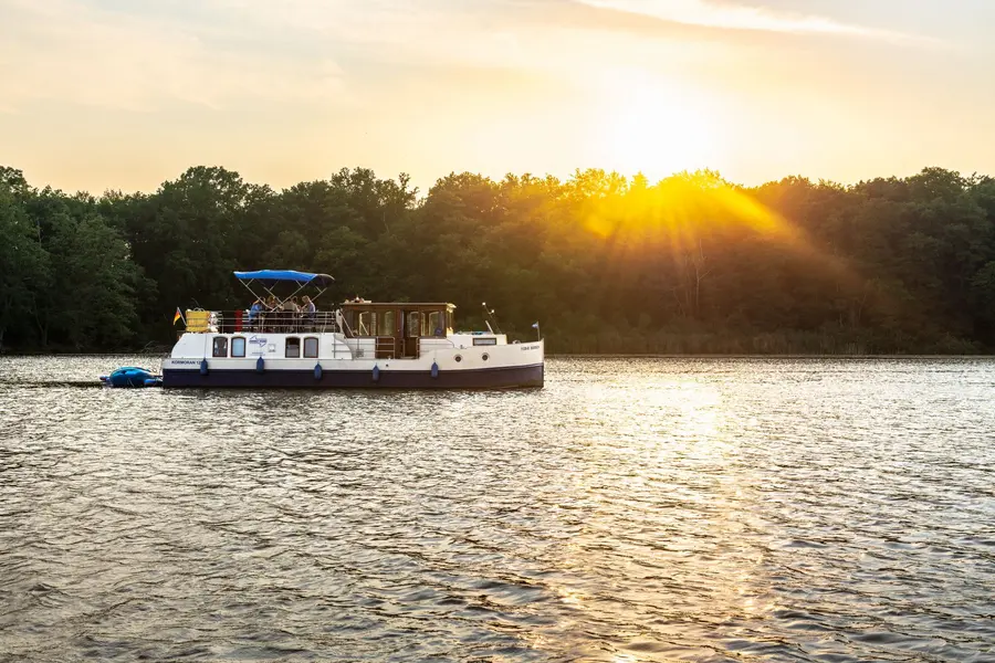 Den Sonnenuntergang auf einem Hausboot erleben Den Sonnenuntergang auf einem Hausboot erleben