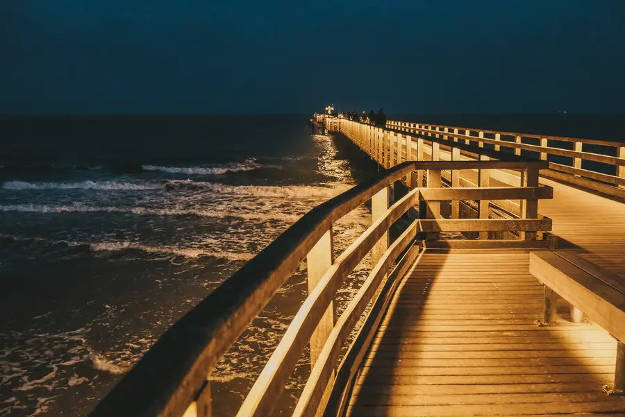 Durch die neue Beleuchtung mit einem LED-Band am Handlauf wird das Wasser unter der Seebrücke Binz effektvoll angestrahlt. Durch die neue Beleuchtung mit einem LED-Band am Handlauf wird das Wasser unter der Seebrücke Binz effektvoll angestrahlt.