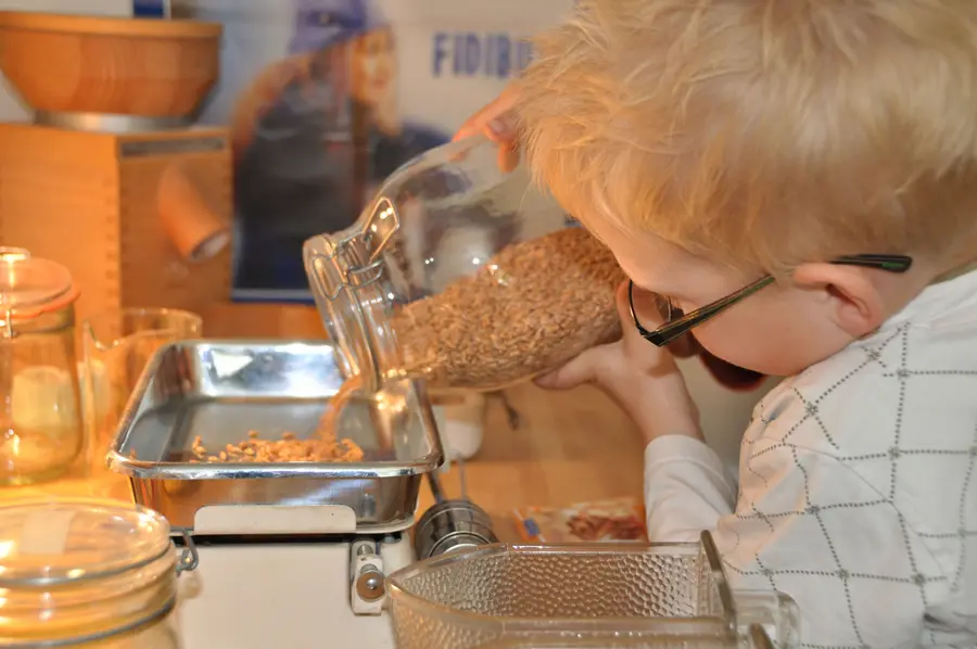 Junge kocht für seine Eltern