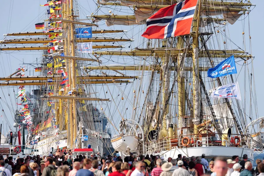 Zahlreiche Besucher am Strand bei der Hanse Sail Rostock