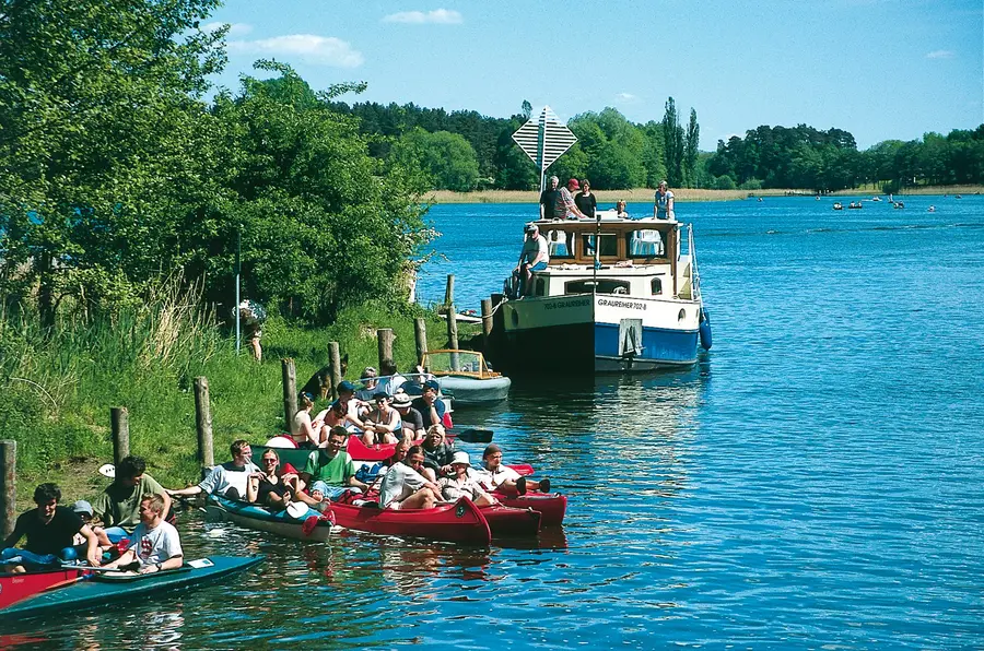 Hausboot und Kanus in der Mecklenburgischen Seenplatte (Foto: Kuhnle/TMV) Hausboot und Kanus in der Mecklenburgischen Seenplatte (Foto: Kuhnle/TMV)
