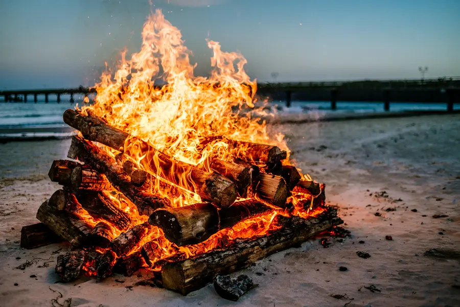 Lodernde Flammen bei der Osterfeuer-Meile in Binz