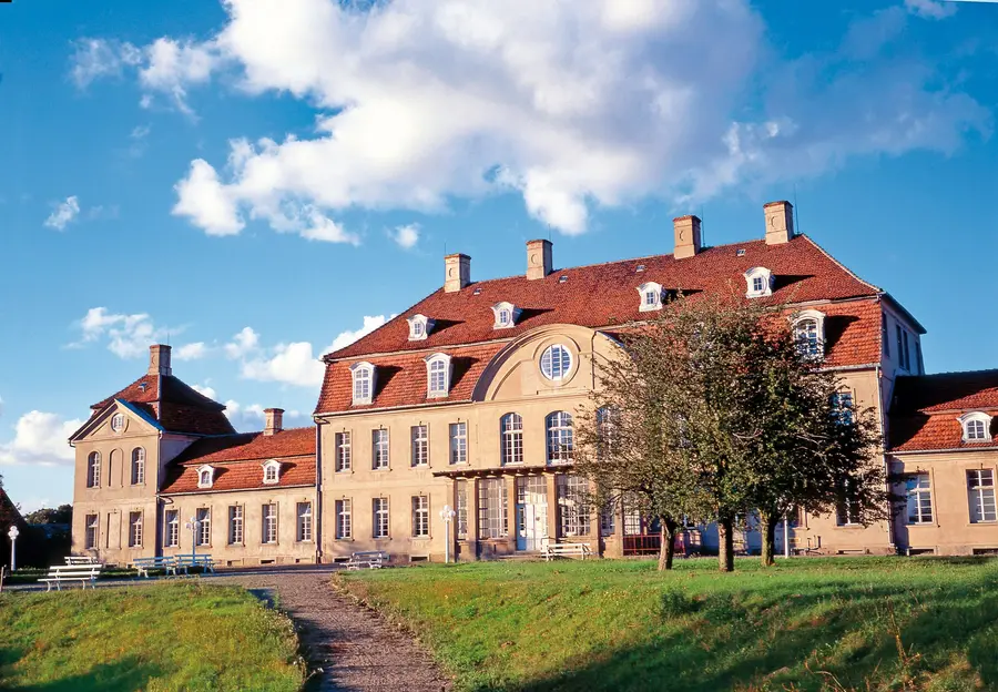 Das Schloss Vietgest kann voraussichtlich während der „MittsommerRemise“ 2020 besucht werden. Das Schloss Vietgest kann voraussichtlich während der „MittsommerRemise“ 2020 besucht werden.