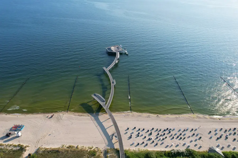 Zu den nach „Reisen für Alle“ zertifizierten Einrichtungen im Ostseebad Koserow gehört unter anderem die örtliche Seebrücke. Zu den nach „Reisen für Alle“ zertifizierten Einrichtungen im Ostseebad Koserow gehört unter anderem die örtliche Seebrücke.
