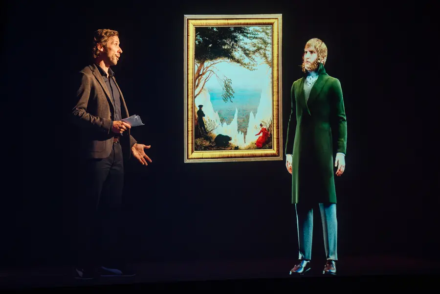 Tobias Woitendorf, Tourismusbeauftragter des Landes und Geschäftsführer des Tourismusverbandes Mecklenburg-Vorpommern, spricht mit dem Caspar David Friedrich-Hologramm.
