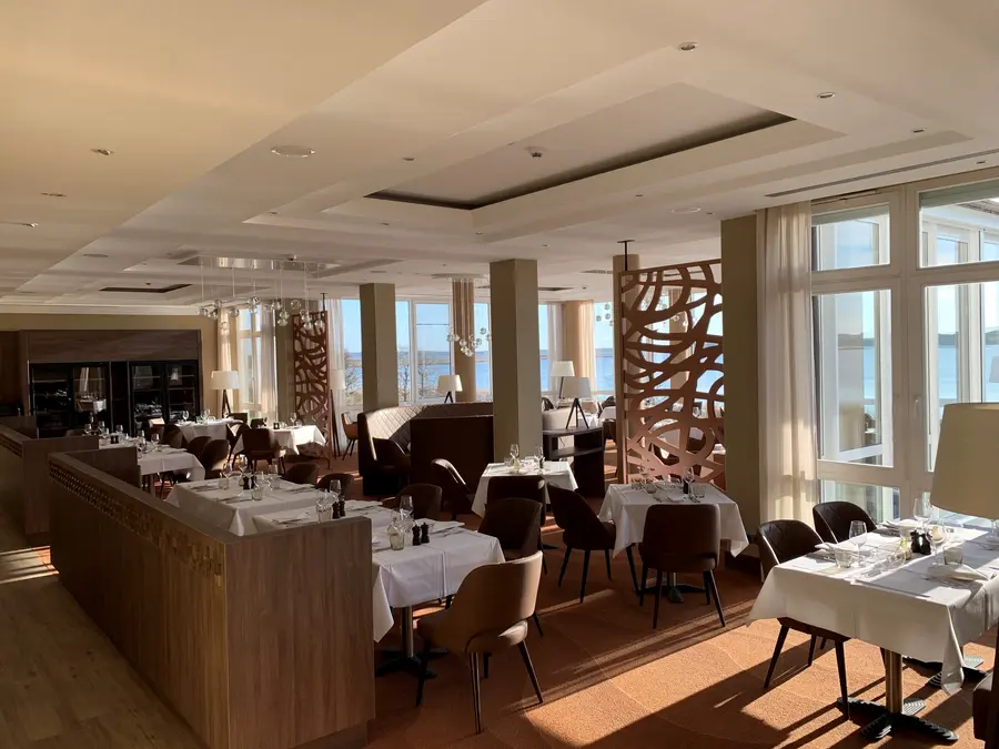 Das „Panorama Restaurant“ mit Blick auf den Balmer See Das „Panorama Restaurant“ mit Blick auf den Balmer See