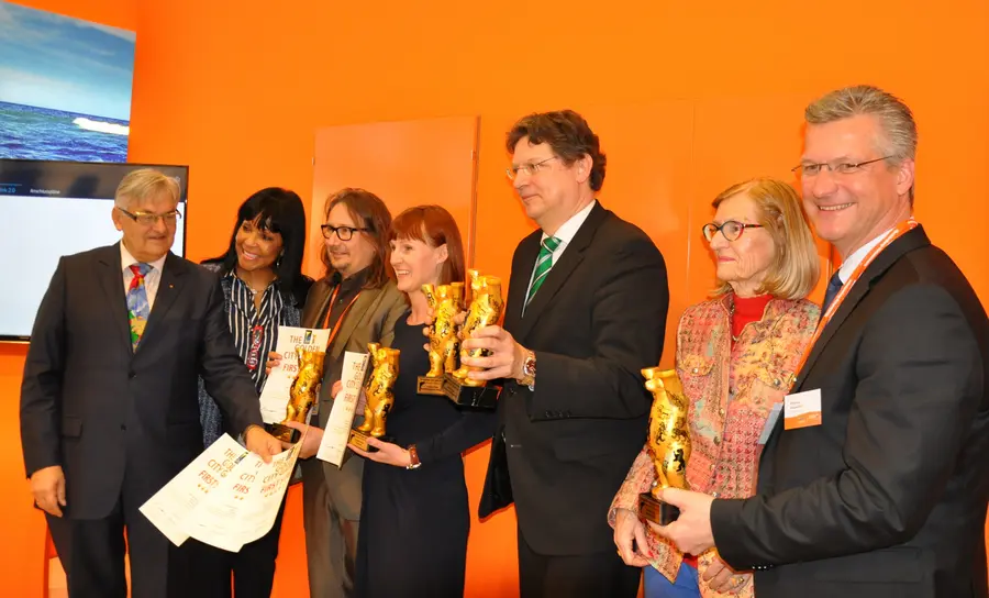 Verleihung des "Goldenen Stadttors" an das Urlaubsland Mecklenburg-Vorpommern, v.l.n.r.: Wolfgang Jo Huschert, Präsident "Goldenes Stadttor"; Tracie Mayer, Autorin; Roland Völcker, Kurdirektor Ostseebad Ahrenshoop; Martina Müller, Geschäftsführeri...