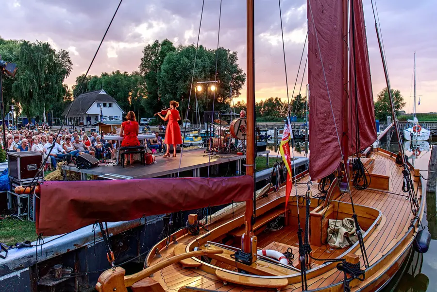 Klassische Klänge vor rotbraunen Zeesbootsegeln sind im Hafen des Ostseebades Dierhagen während der Konzertreihe „Naturklänge“ zu erleben. Klassische Klänge vor rotbraunen Zeesbootsegeln sind im Hafen des Ostseebades Dierhagen während der Konzertreihe „Naturklänge“ zu erleben.