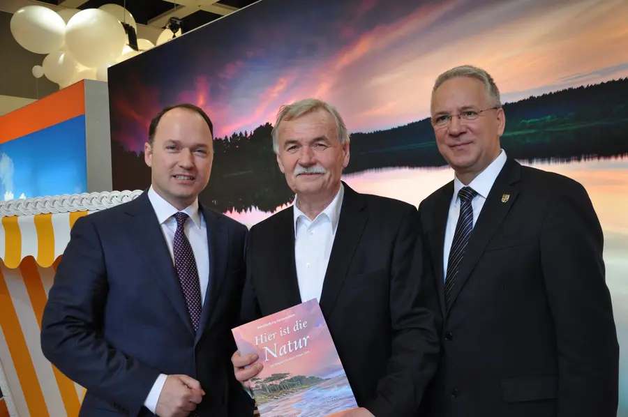 Im Zeichen der Natur präsentiert sich das Urlaubsland auf der ITB 2016. V.l.n.R. Björn Volz (General Manager Schlosshotel Fleesensee), Jürgen Seidel (Präsident des TMV), Dr. Stefan Rudolph (Staatssekretär im Ministerium für Wirtschaft Bau und Tou...