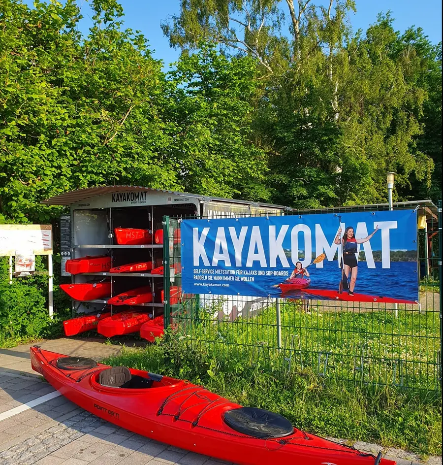 Der neue „Kayakomat“ für Kajaks und Stand-up Paddling-Boards steht in der Hafenstraße in Greifswald. Der neue „Kayakomat“ für Kajaks und Stand-up Paddling-Boards steht in der Hafenstraße in Greifswald.