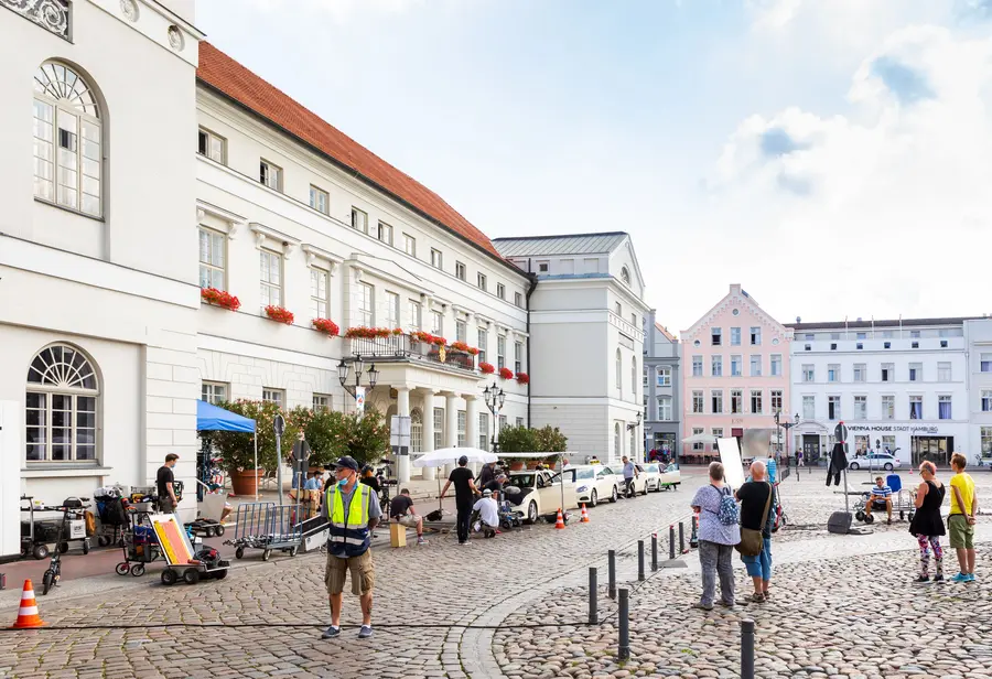 Set der SOKO Wismar vor dem Rathaus Set der SOKO Wismar vor dem Rathaus