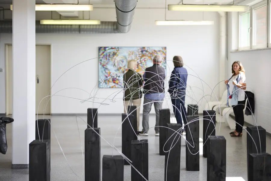 50 Künstlerinnen und Künstler aus MV und Stralsunds Partnerstädten stellen unter anderem in der Volkswerft aus. 