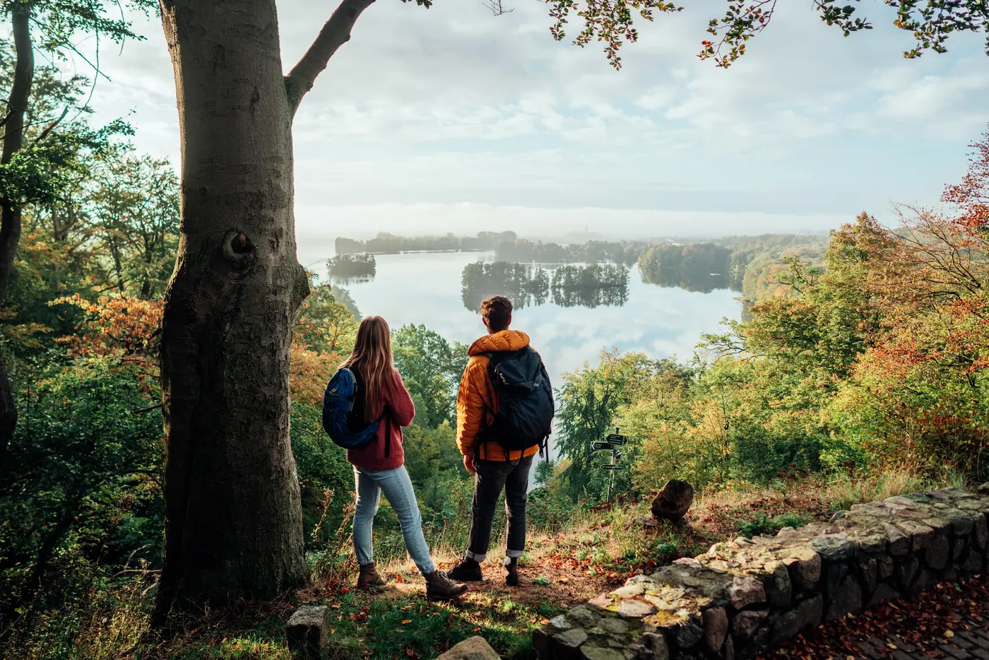 Wandern_auf_dem_Naturparkweg_am_Aussichtspunkt_Reiherberg_bei_Feldberg_25-min.jpg