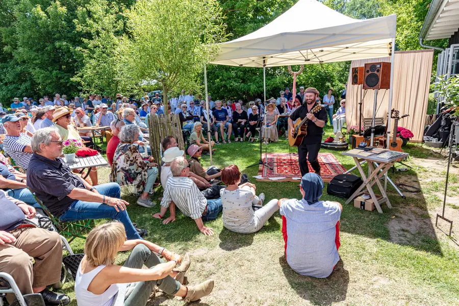 Op het Jazzfestival in Ahrenshoop, hier een concert met Dave Goodman in 2022, staan de bezoekers altijd dicht bij de artiesten.