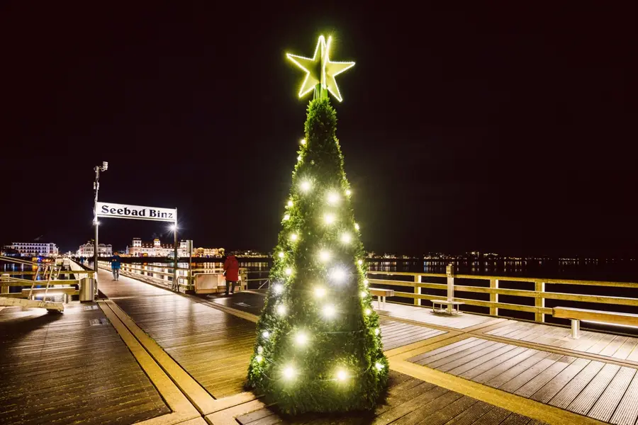 Glühwein mit Meerblick können Gäste unter anderem auf dem Weihnachtsmarkt „Engel, Licht & Meer“ im Ostseebad Binz der Insel Rügen genießen.