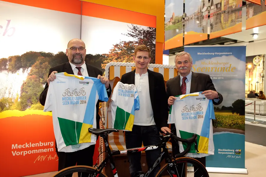 V.l.n.r.: Harry Glawe (Minister für Wirtschaft, Bau und Tourismus in MV), André Greipel (Radsprint-Star aus Rostock), Jürgen Seidel (Präsident des Tourismusverbandes MV)