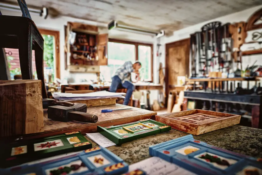 Im neuen Urlaubsmagazin werden unter anderem die Brüder Dirk und René Roloff vorgestellt, die in ihrer Werkstatt die traditionellen Darßer Türen anfertigen.