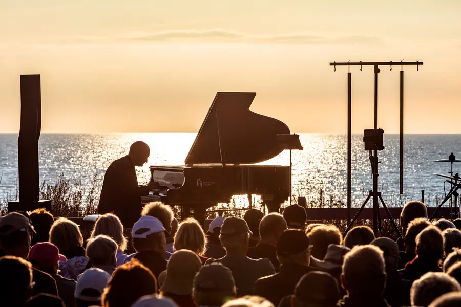 Klavierspieler am Steilufer von Ahrenshoop Klavierspieler am Steilufer von Ahrenshoop