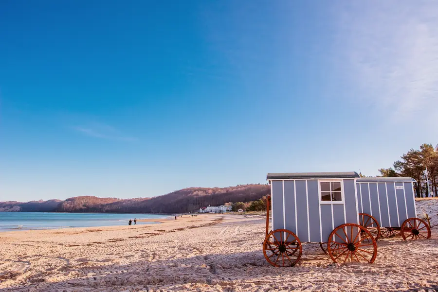 Im Winter kann am Strand von Binz sauniert werden. 