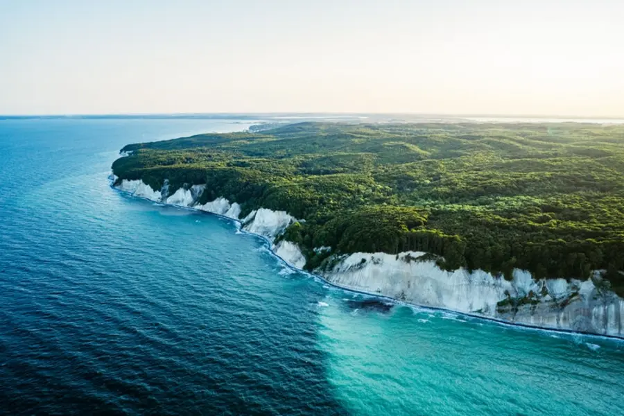 Im Zentrum des MV Travel Summit steht dieses Jahr unter anderem der 250. Geburtstag des Künstlers Caspar David Friedrich, der sich in seiner Arbeit von den Kreidefelsen auf Rügen inspirieren ließ.