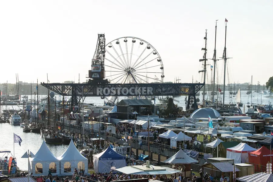 Blick auf die Hanse Sail im Rostocker Stadthafen