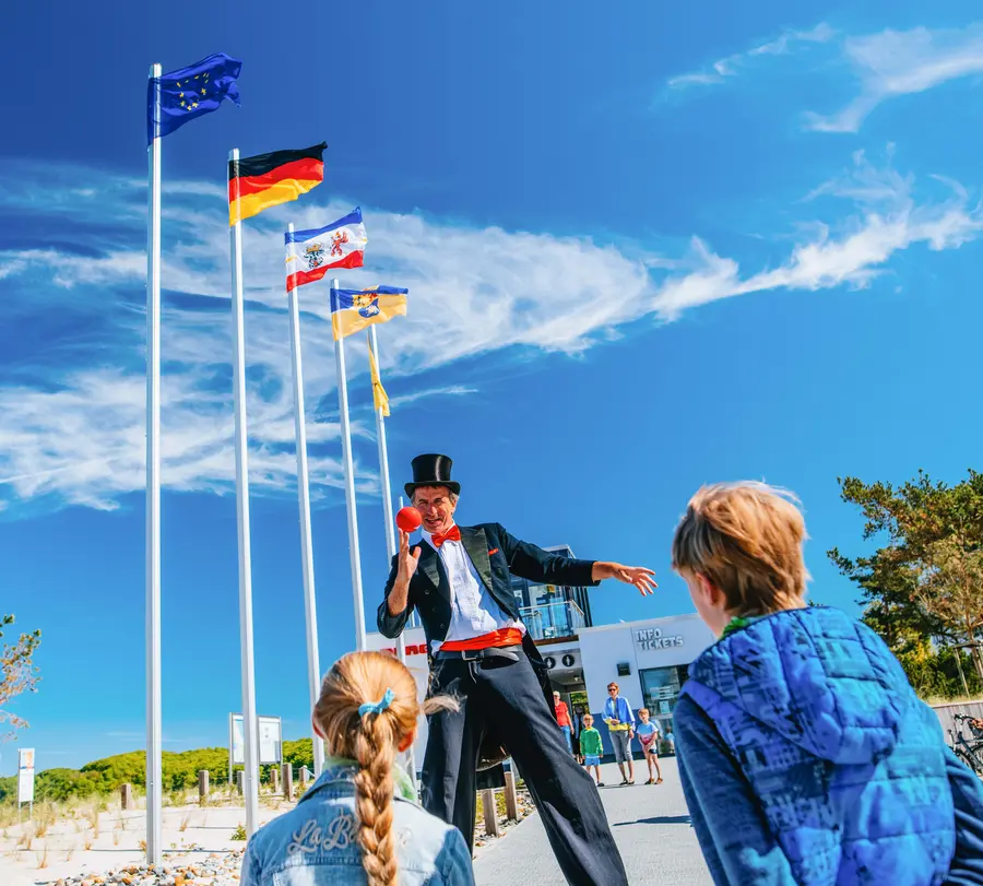 Internationale artiesten nemen deel aan het eerste straattheaterfestival in Binz.