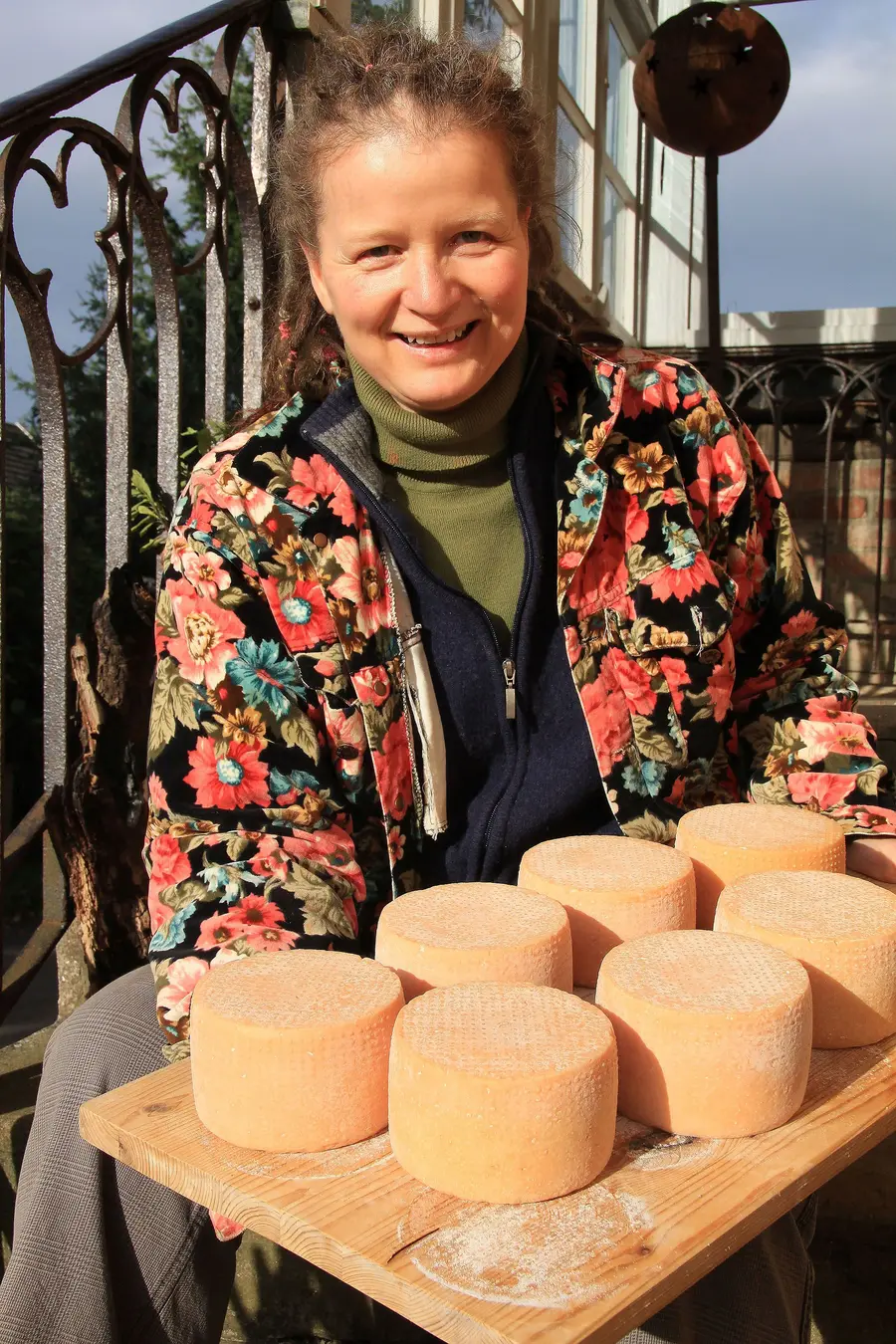 Wer solchen Käse machen kann, hat gut lachen. Ute Rohrbeck mit einer ihrer Spezialitäten Wer solchen Käse machen kann, hat gut lachen. Ute Rohrbeck mit einer ihrer Spezialitäten