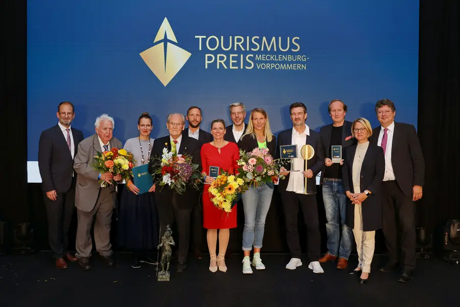 Alexander Winter (Vorstandvorsitzender TMV), Prof. Dr. Joachim Skerl (ehemaliger Leiter FH für Angewandte Kunst Heiligendamm), Katharina Lawrenz (Stadtmarketing Schwerin), Dr. med. Dr. h. c. mult. Horst Klinkmann (Preisträger Tourismuspreis MV), Tobi... Alexander Winter (Vorstandvorsitzender TMV), Prof. Dr. Joachim Skerl (ehemaliger Leiter FH für Angewandte Kunst Heiligendamm), Katharina Lawrenz (Stadtmarketing Schwerin), Dr. med. Dr. h. c. mult. Horst Klinkmann (Preisträger Tourismuspreis MV), Tobi...