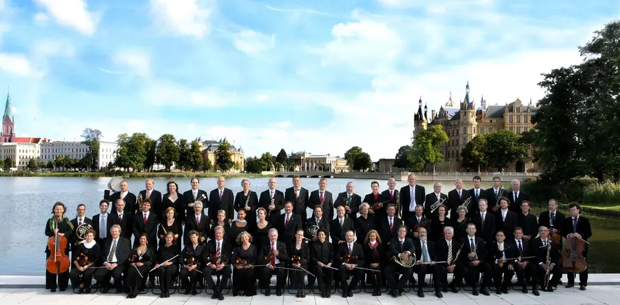 Mecklenburgische Staatskapelle vor dem Schweriner Schloss