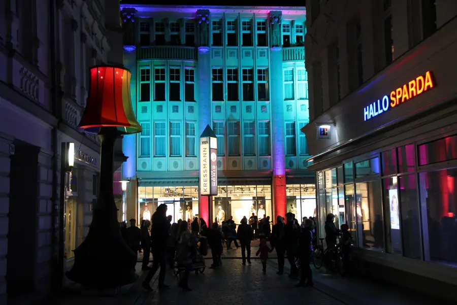 Eine Woche lang zieren bunte Lichter die Fassaden der Schweriner Altstadt. Eine Woche lang zieren bunte Lichter die Fassaden der Schweriner Altstadt.