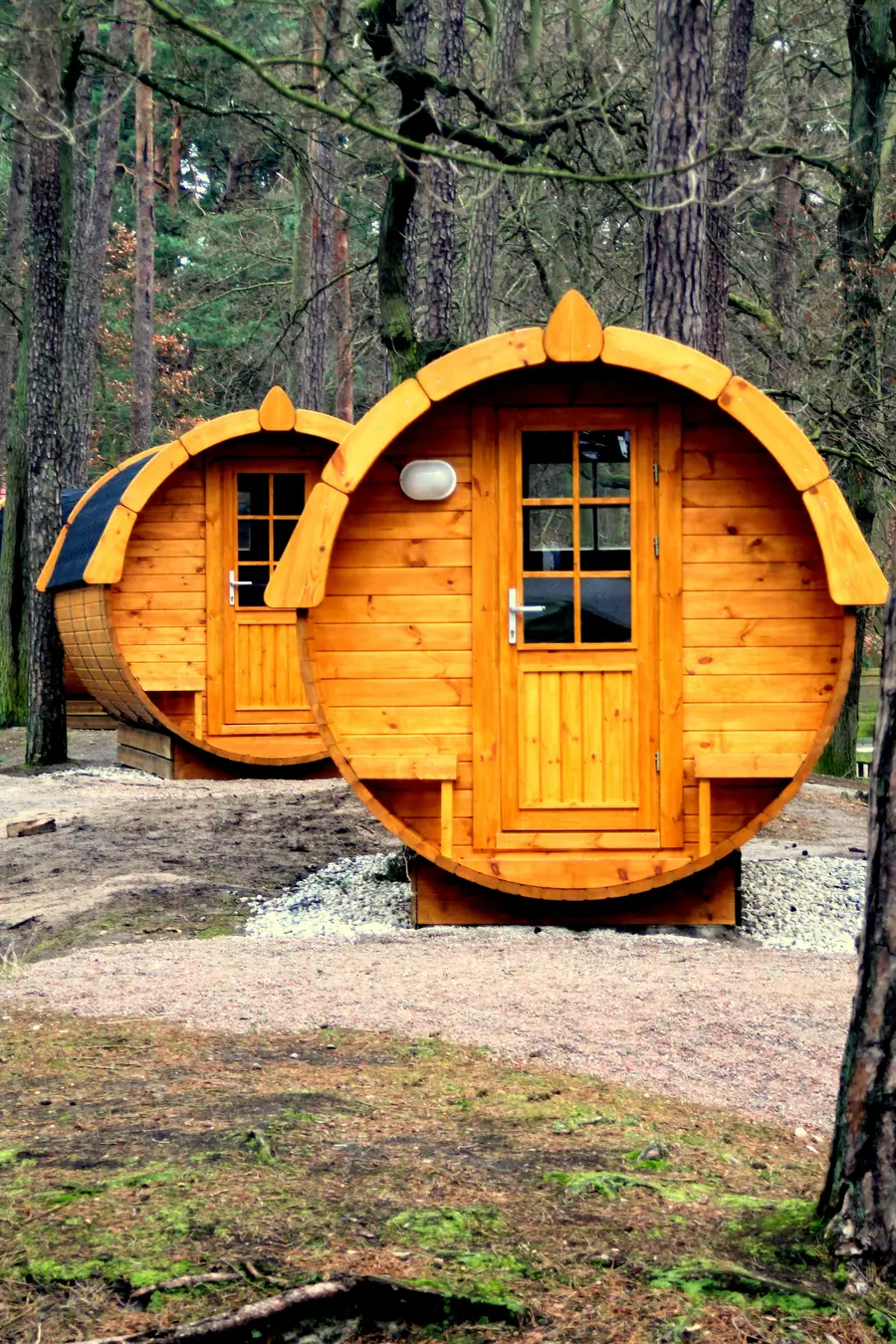 Schlaf-Fässer auf dem Campingplatz Pommernland